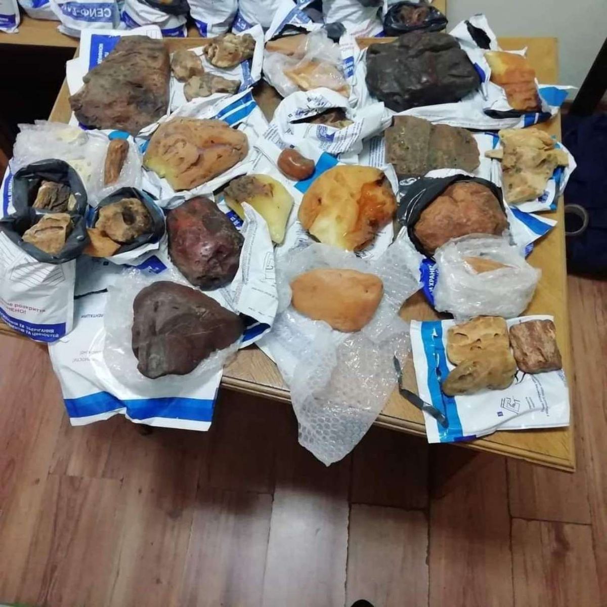 Пасажир поїзда Київ–Відень заховав 50 кг бурштину під умивальником