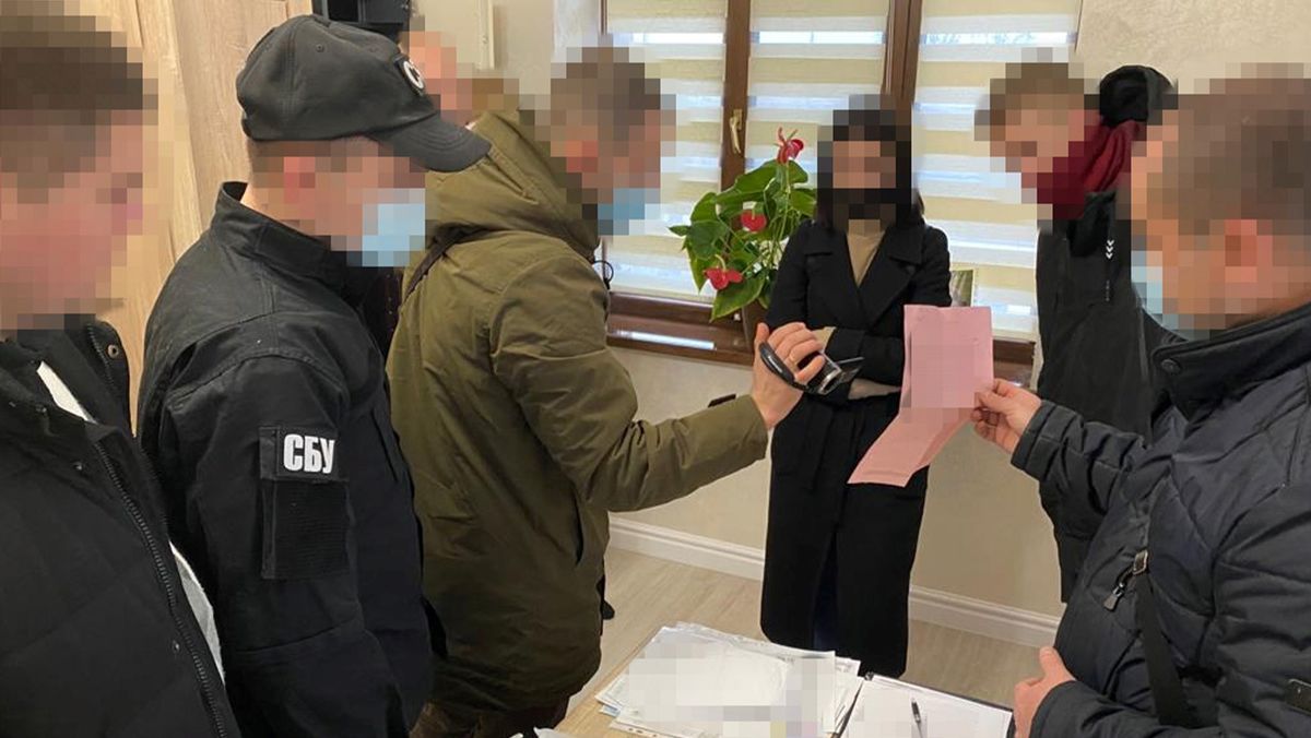СБУ викрила масштабну схему підробки ковід-сертифікатів у Чернівцях