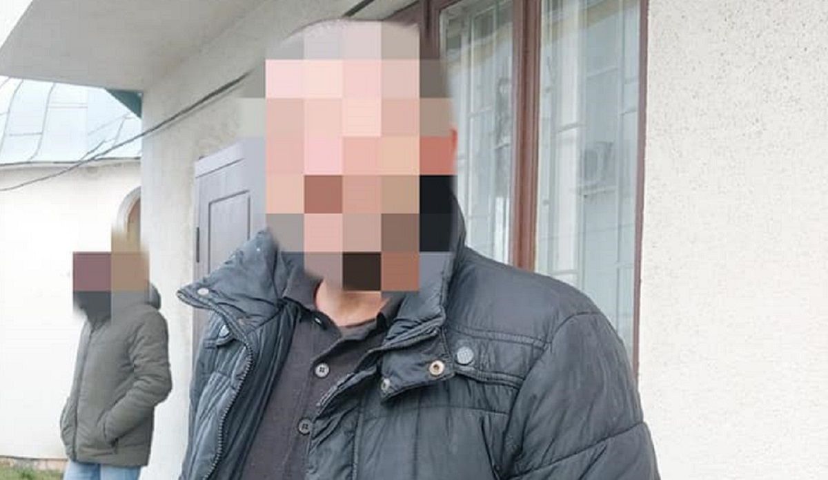 Неадекватний чоловік з сокирою порубав джип та двері церкви в Рудному