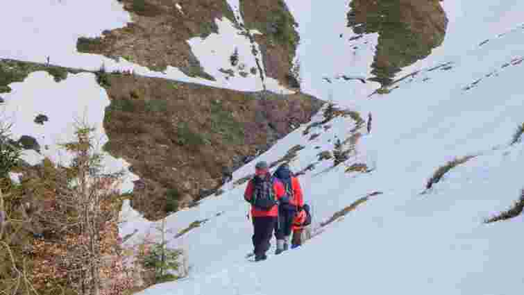 Під час катання на снігоходах у Карпатах заблукали троє туристів  
