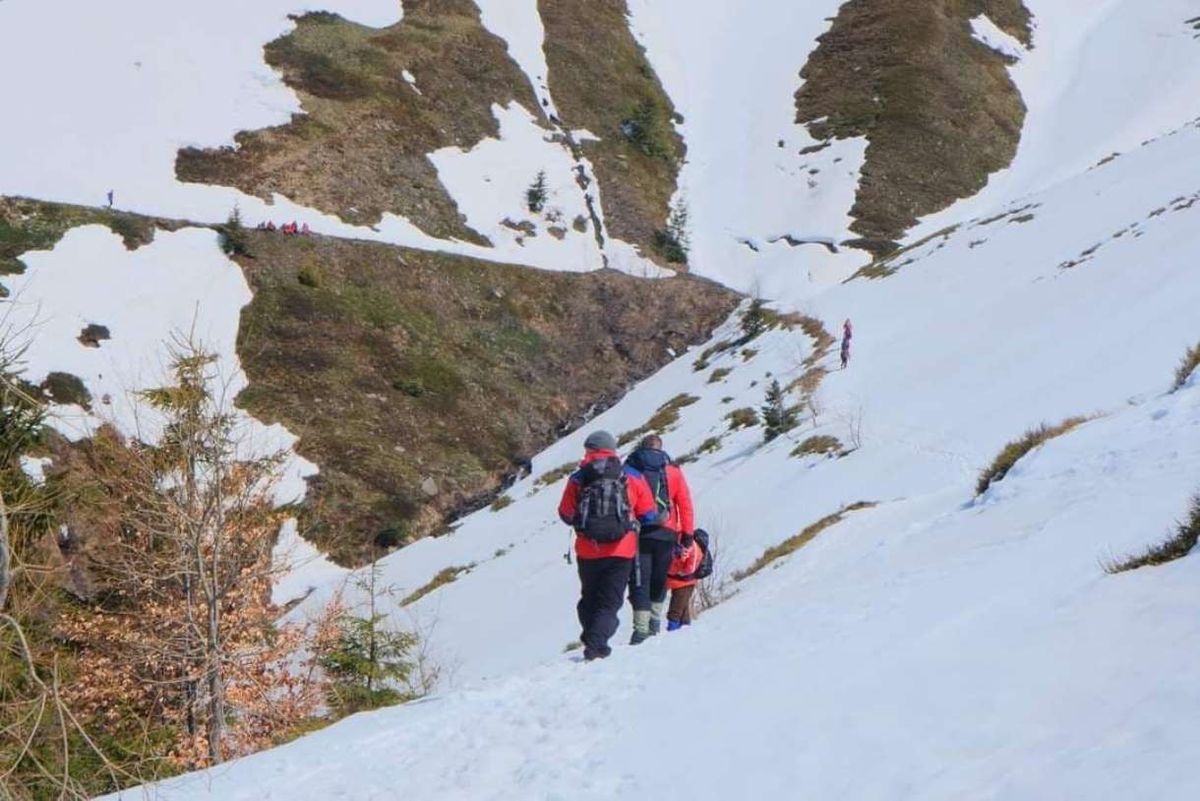 Під час катання на снігоходах у Карпатах заблукали троє туристів  
