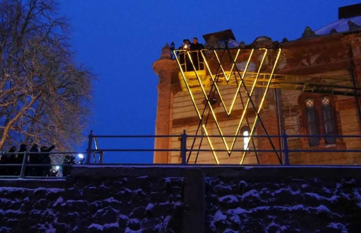 В Ужгороді невідомі вандали скинули в річку святкову ханукію