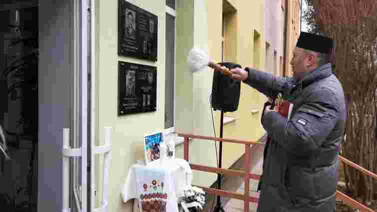 У Чернівцях відкрили меморіальну дошку загиблому учаснику ООС Олексію Мамчію