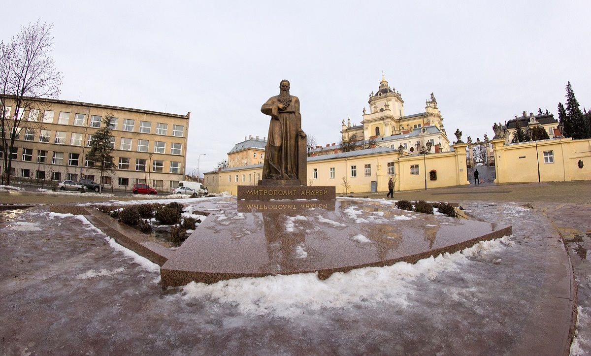 Через витік води на пл. Юра у Львові перекрили рух транспорту