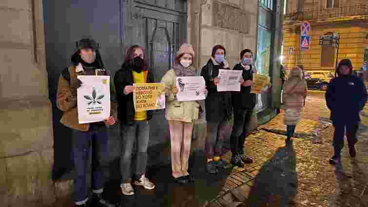 Львівські студенти вийшли на підтримку засудженого за вирощування конопель пенсіонера