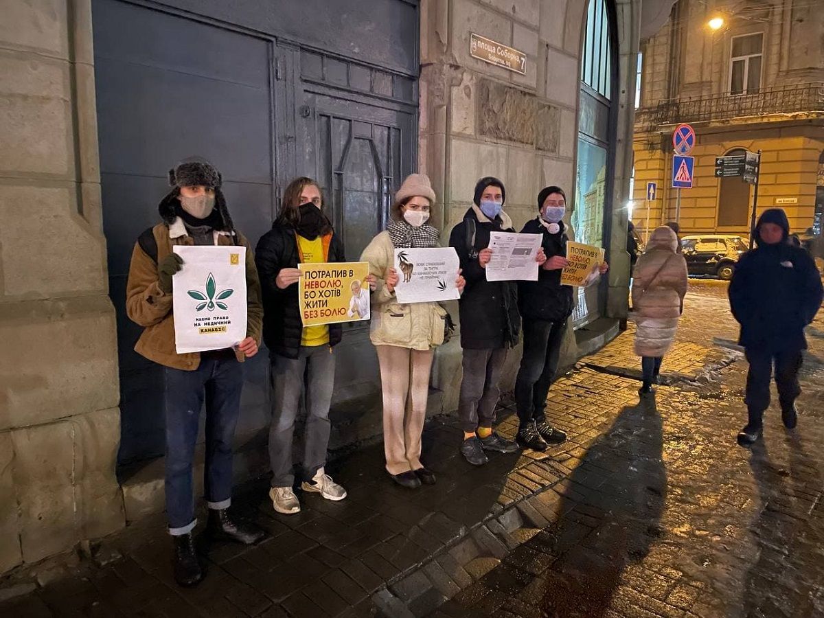 Львівські студенти вийшли на підтримку засудженого за вирощування конопель пенсіонера