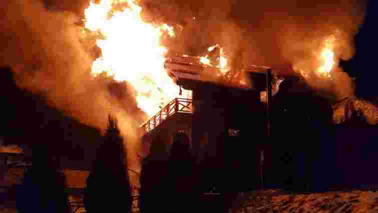 У нічній пожежі на Закарпатті згорів дерев'яний корпус популярного готелю