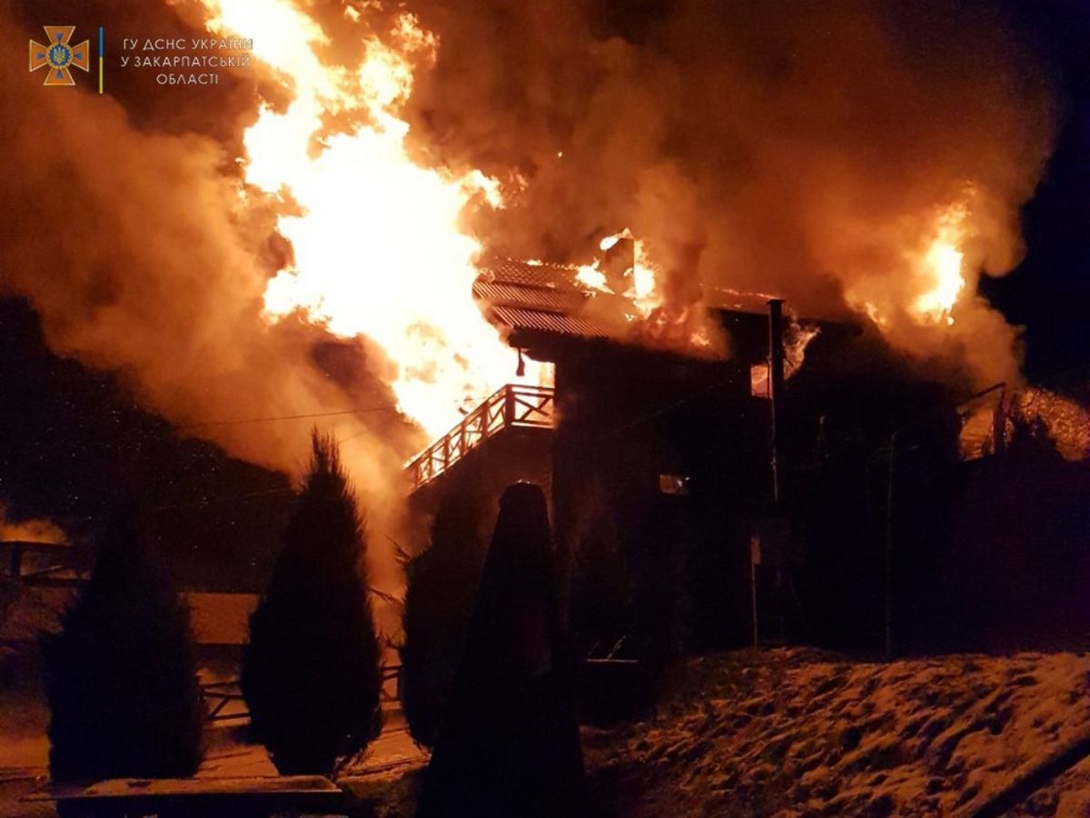 У нічній пожежі на Закарпатті згорів дерев'яний корпус популярного готелю