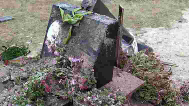Невідомі сплюндрували могилу священика УПЦ МП на Рівненщині