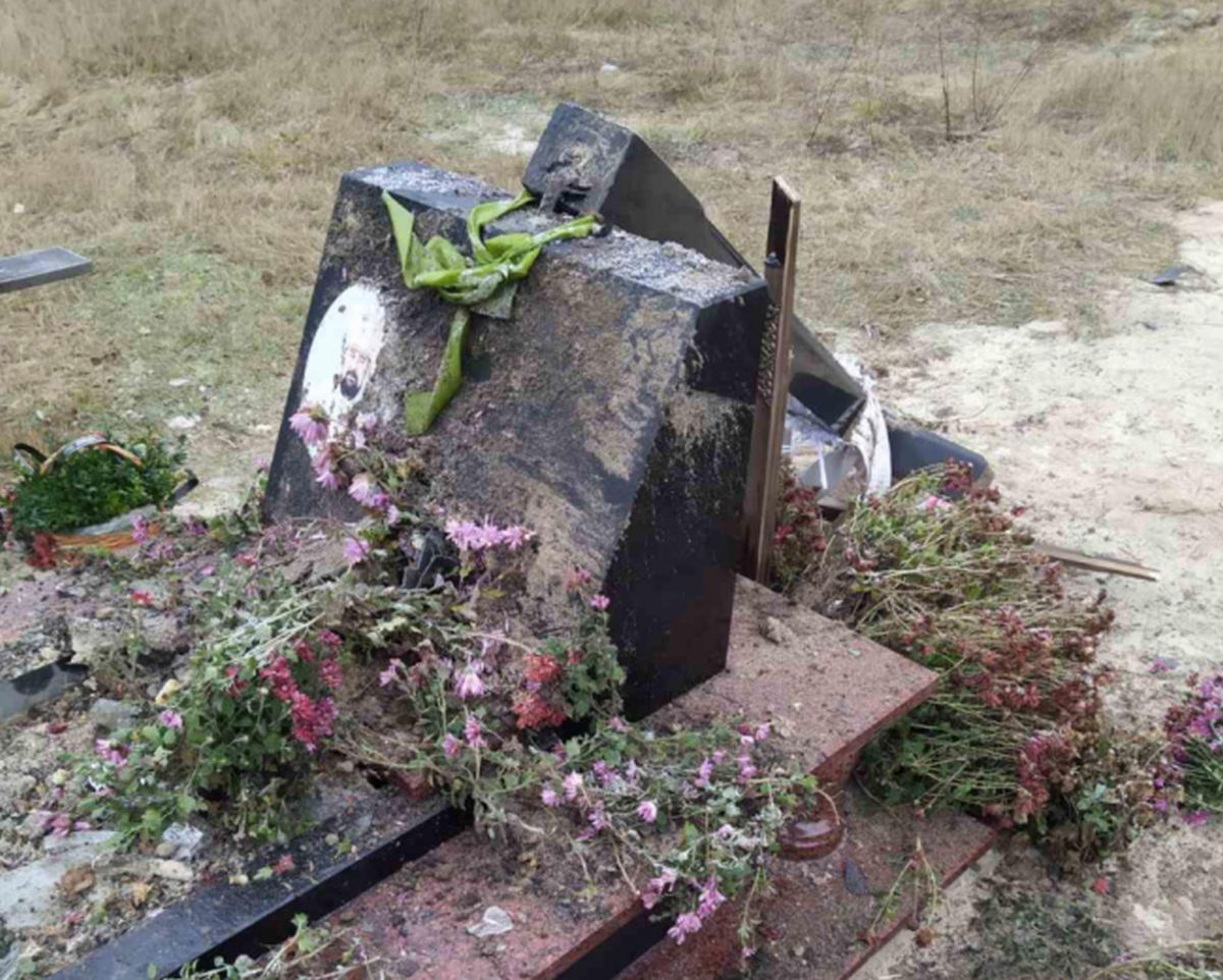 Невідомі сплюндрували могилу священика УПЦ МП на Рівненщині
