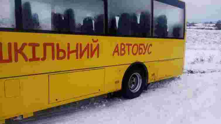 На Тернопільщині в сніговому заметі застряг шкільний автобус