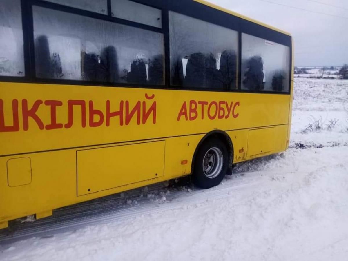 На Тернопільщині в сніговому заметі застряг шкільний автобус
