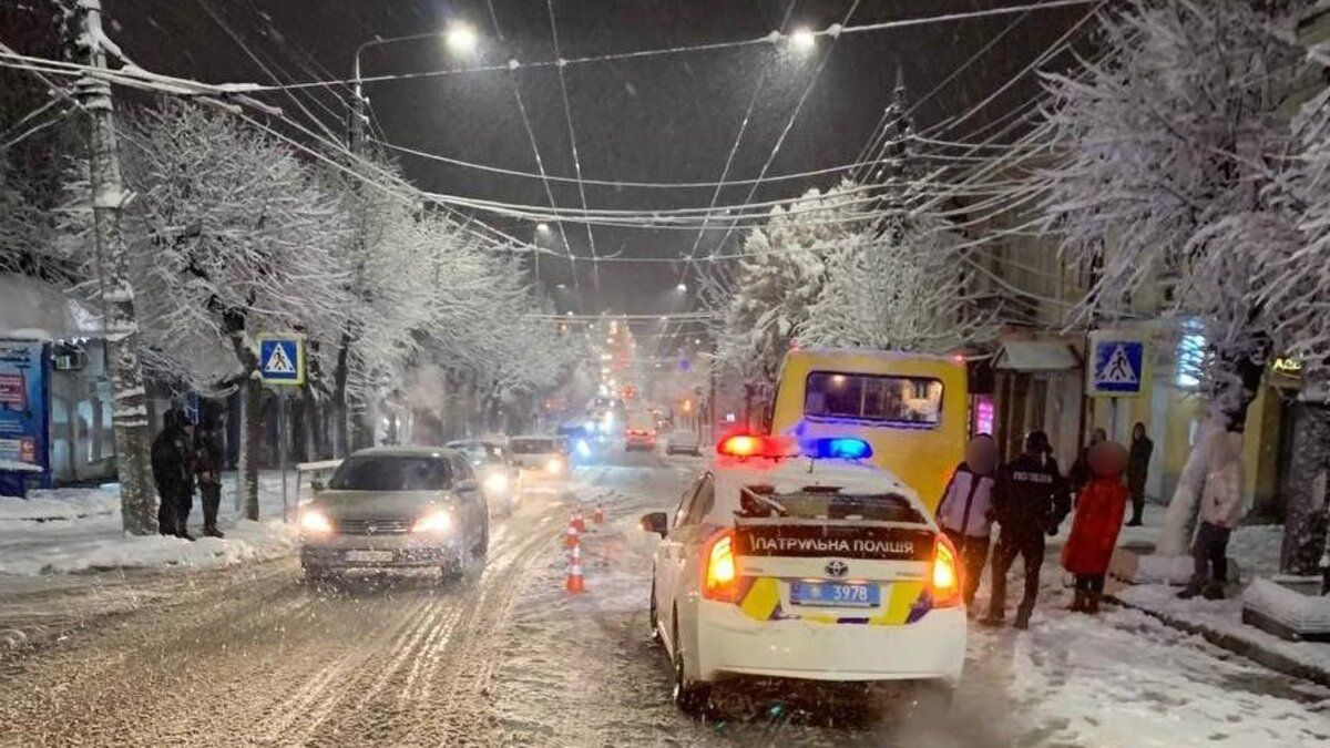 На переході у центрі Чернівців маршрутка збила 73-річного пішохода