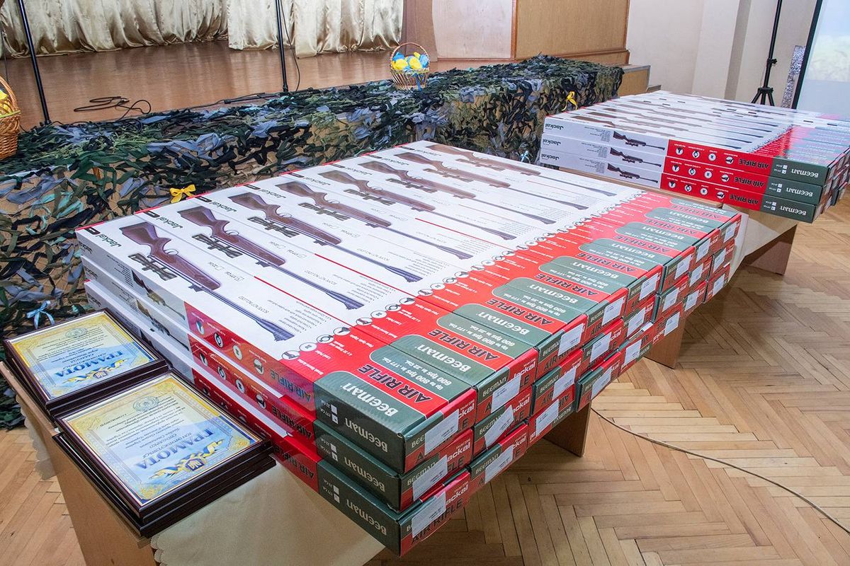 Для учнів франківських шкіл закупили півсотні пневматичних гвинтівок
