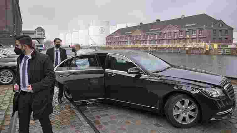 Новий канцлер Німеччини Шольц пересів на броньований Mercedes-Benz