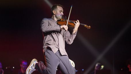 Олександр Божик запрошує на свої Великі новорічні концерти