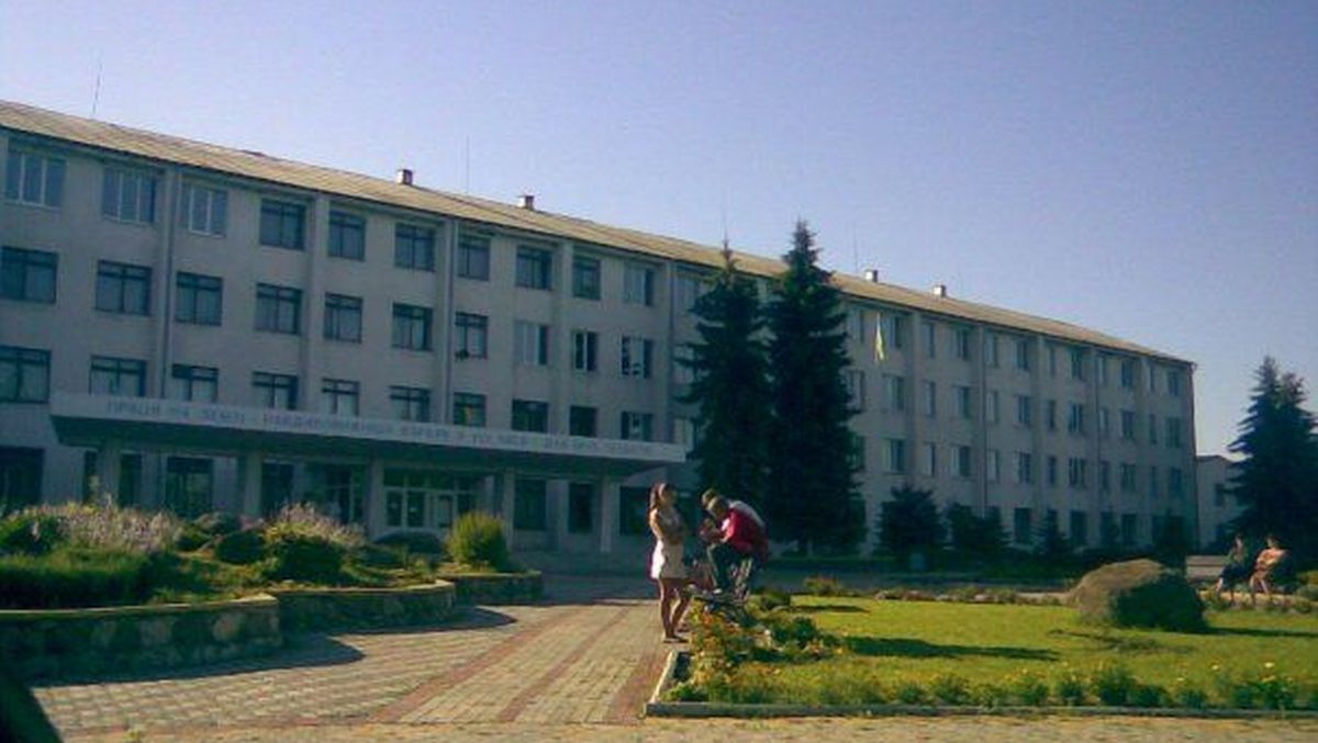 Викладача коледжу на Рівненщині засудили за корупцію посмертно