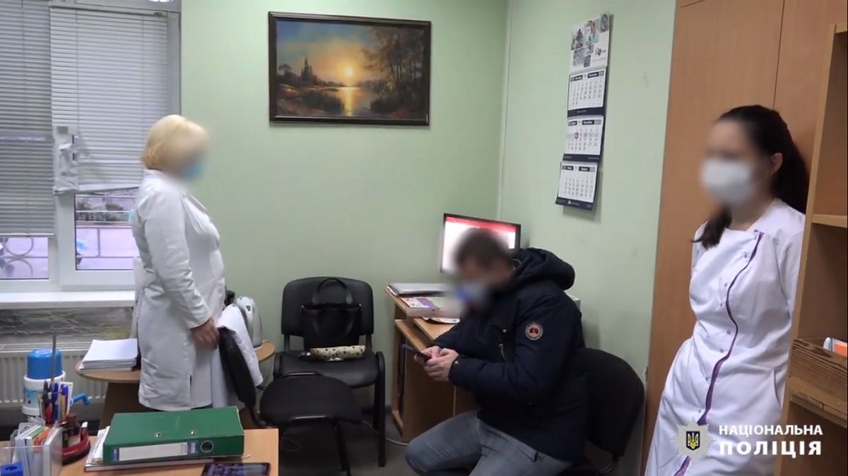 Поліцейський і працівниця амбулаторії підробили Covid-сертифікатів на мільйон гривень