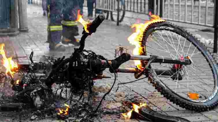 У центрі Львова на ходу загорівся електровелосипед кур'єра