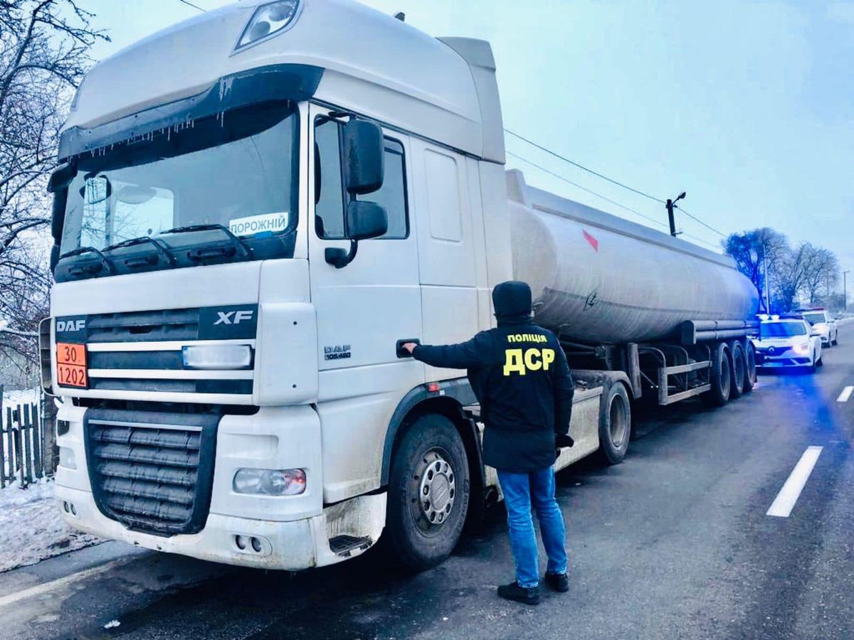 Прикарпатські поліцейські вилучили дві вантажівки з нелегальним дизпаливом

