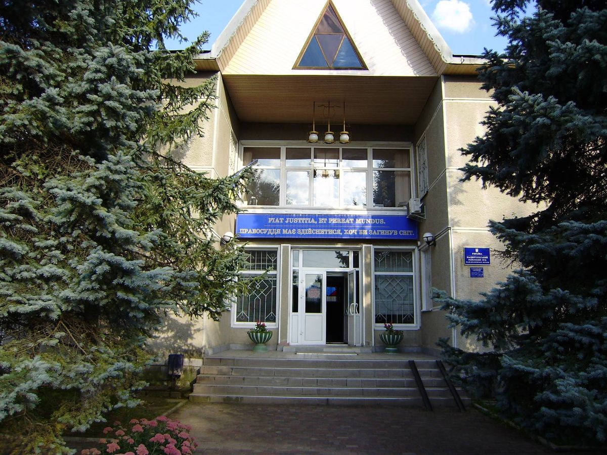 Мешканка Надвірної відсудила у сім'ї колишнього 10 тис. грн за побиття у суді

