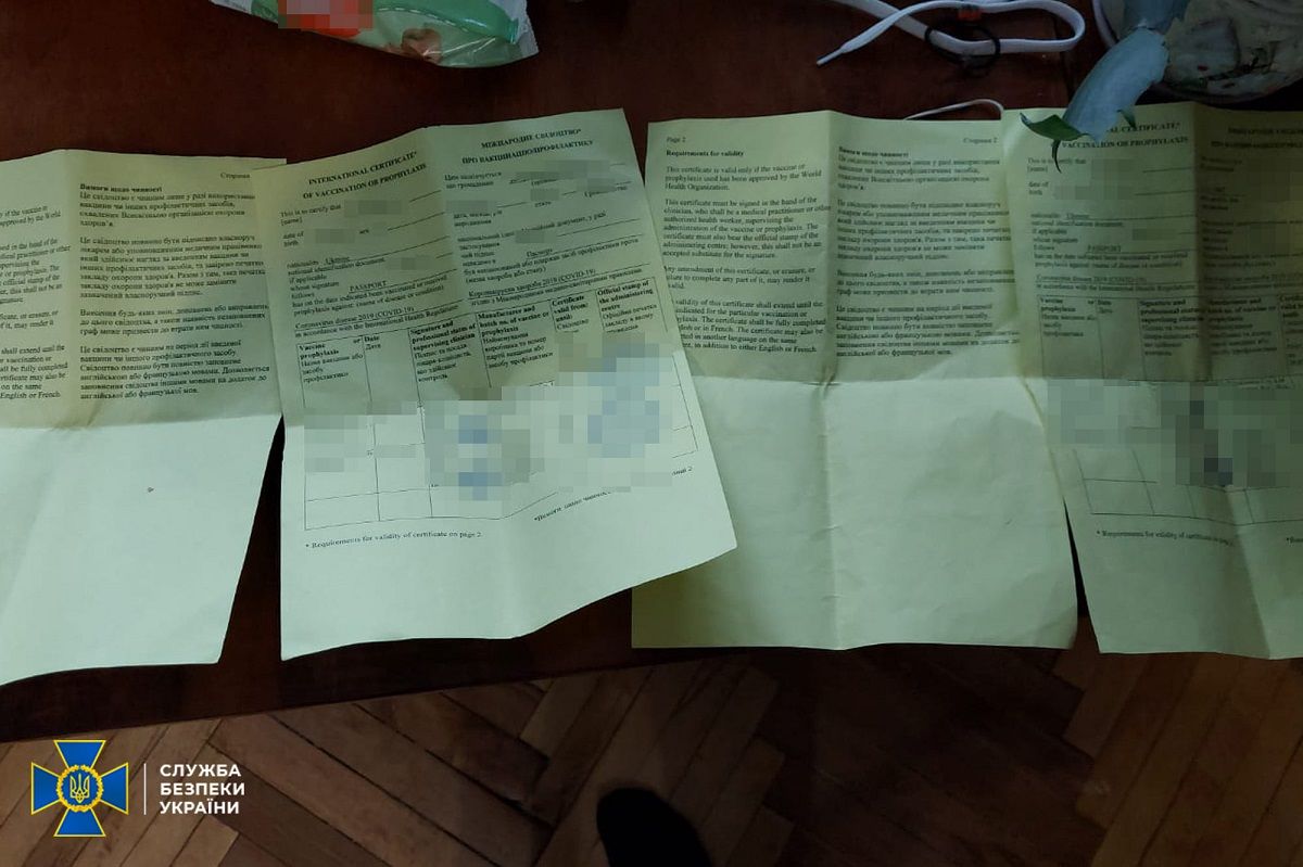 Працівників львівської амбулаторії викрили на фальшуванні Covid-сертифікатів