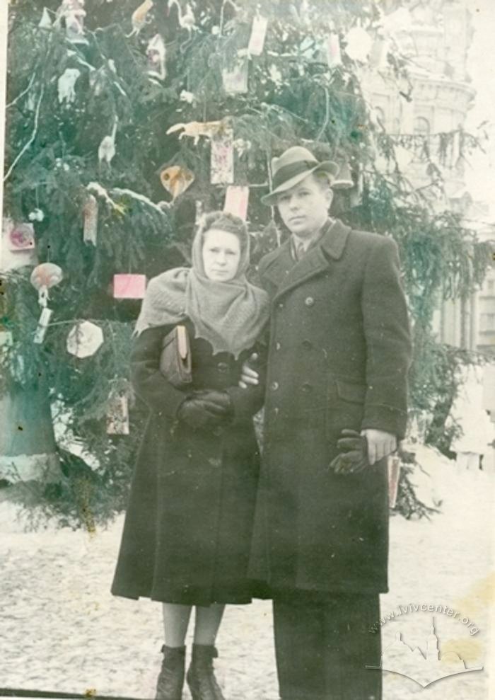 Пара під новорічною ялинкою у Львові, орієнтовно 1950-ті роки