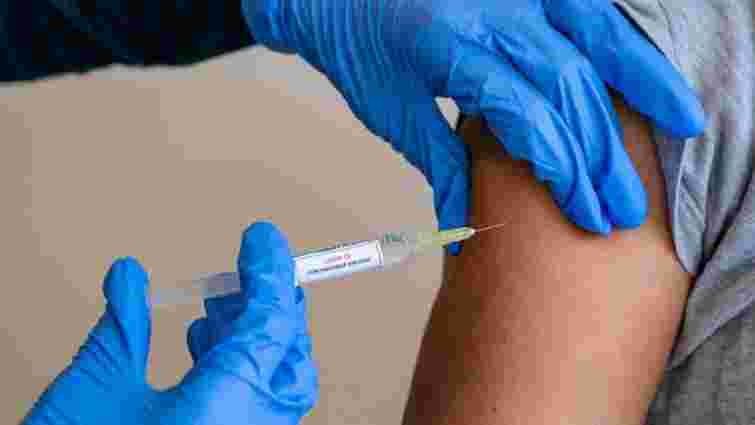 МОЗ дозволило колоти третю дозу вакцини проти коронавірусу