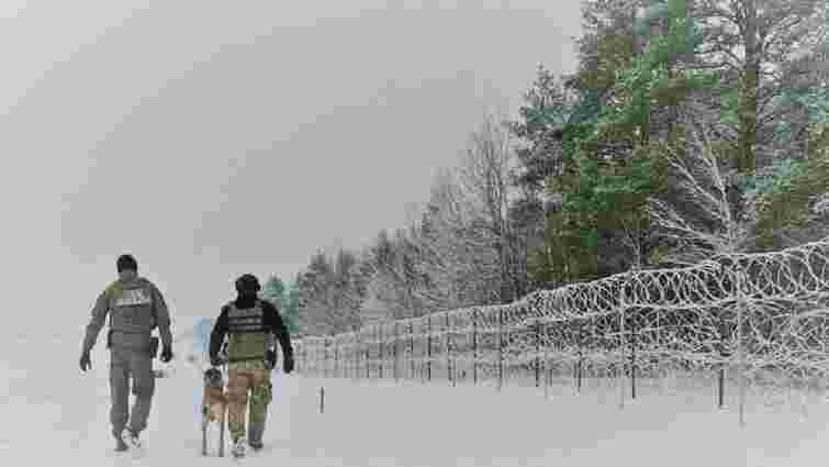 Білоруські силовики видають мігрантам каміння для нападу на польських прикордонників