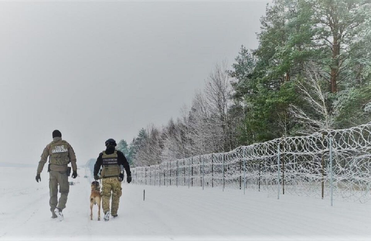 Білоруські силовики видають мігрантам каміння для нападу на польських прикордонників