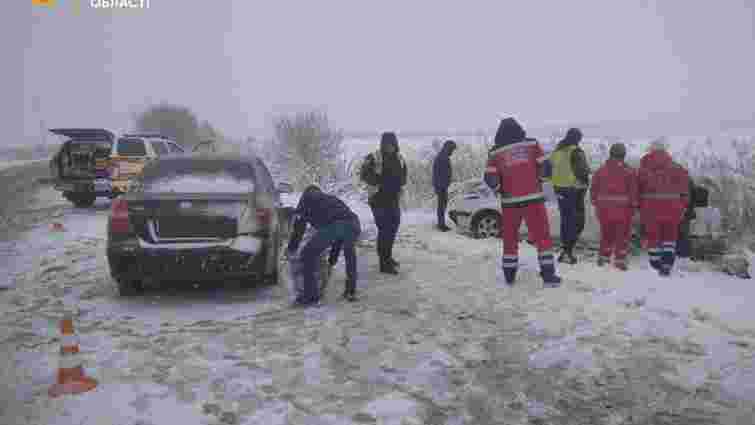 Внаслідок ДТП на слизькій дорозі на Тернопільщині загинула 63-річна жінка