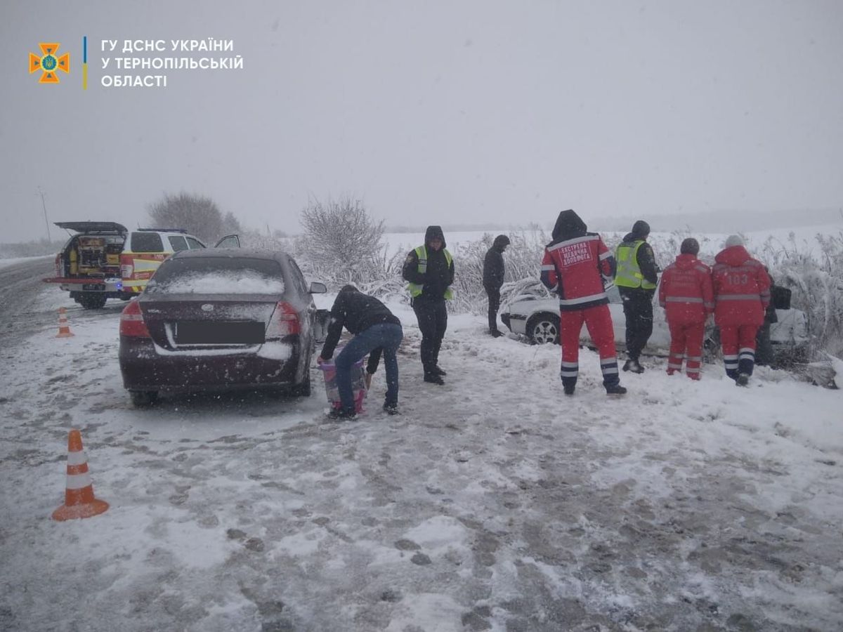 Внаслідок ДТП на слизькій дорозі на Тернопільщині загинула 63-річна жінка