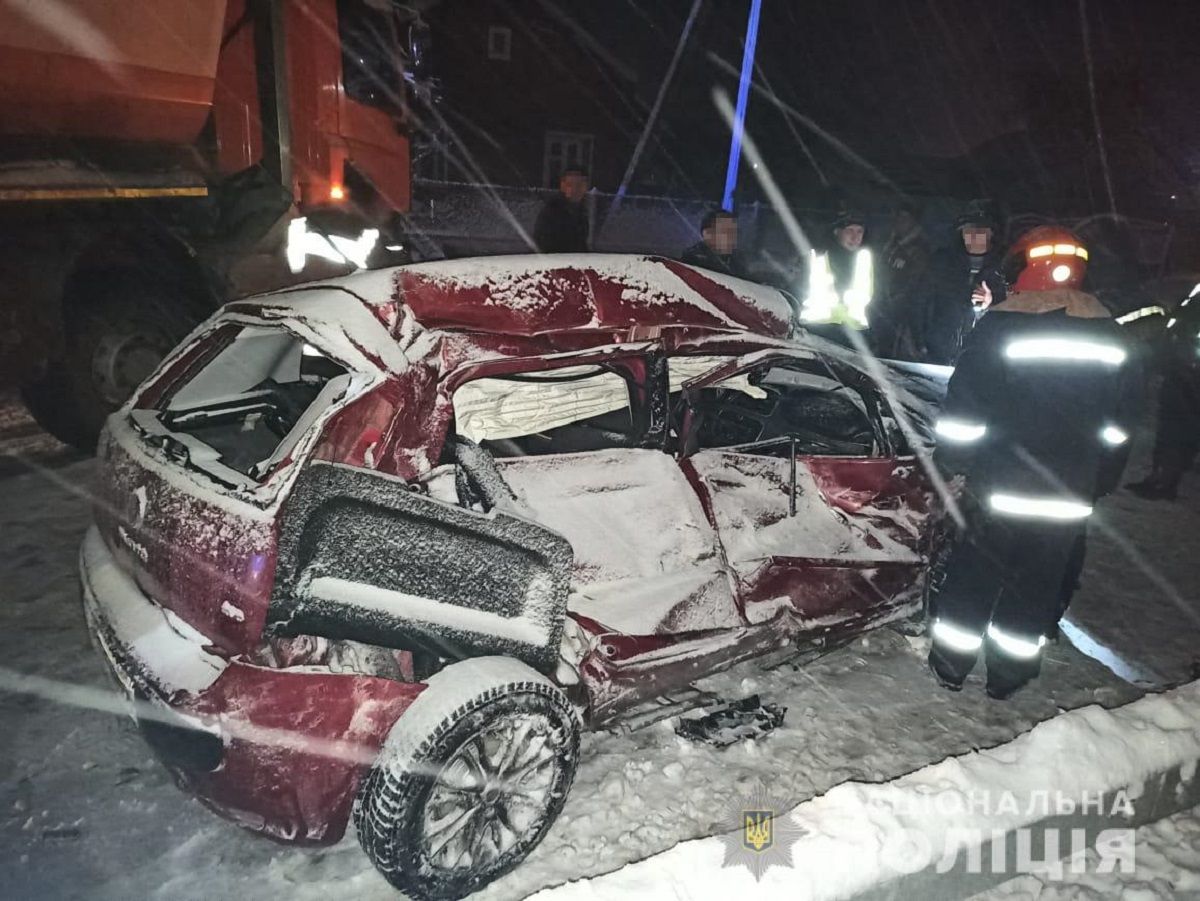 У зіткненні з вантажівкою біля Комарна постраждав водій Fiat