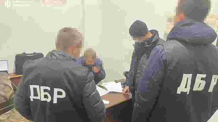 Поліцейський торгував наркотиками в суді та СІЗО на Харківщині