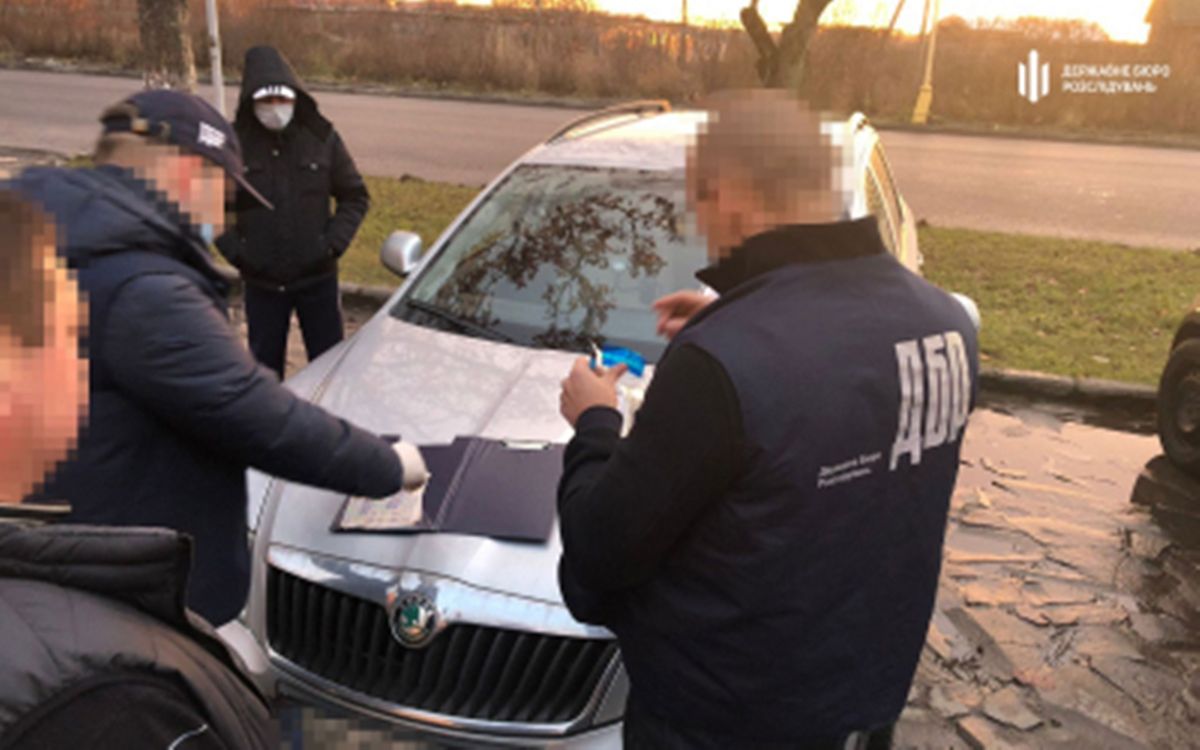 Двох лісівників із Закарпаття затримали за торгівлю посвідченнями мисливців