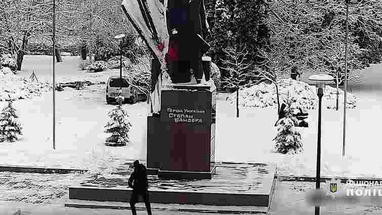 У Тернополі невідомий облив червною фарбою пам'ятник Бандері