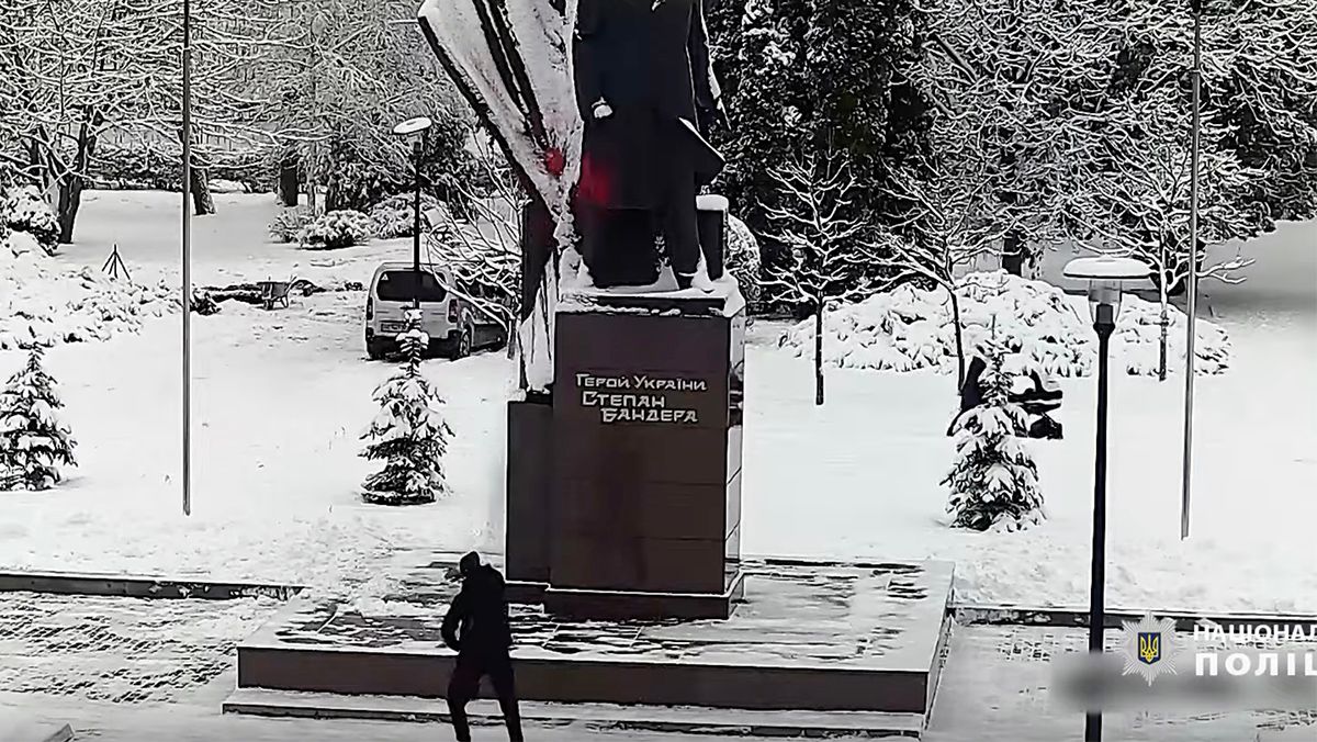 У Тернополі невідомий облив червною фарбою пам'ятник Бандері