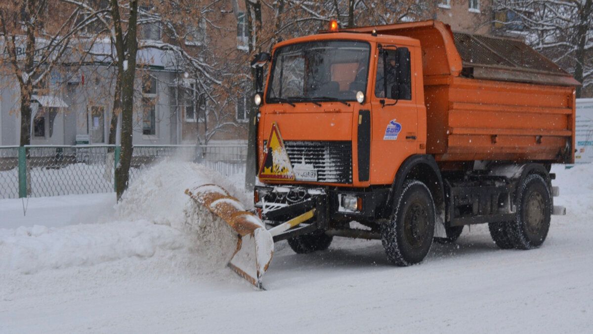 Водій снігоприбирального автомобіля пошкодив припарковане авто у Чернівцях