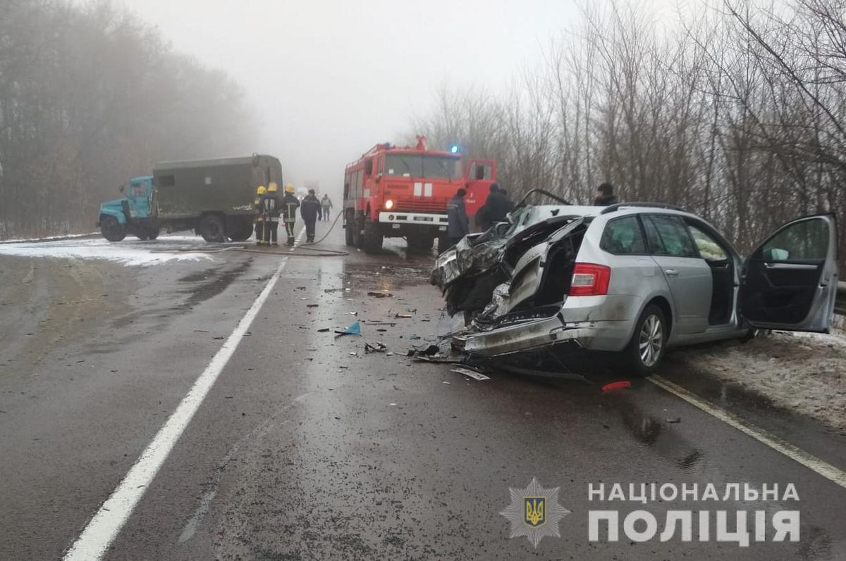 На трасі неподалік Луцька зіткнулись три вантажівки і легковик