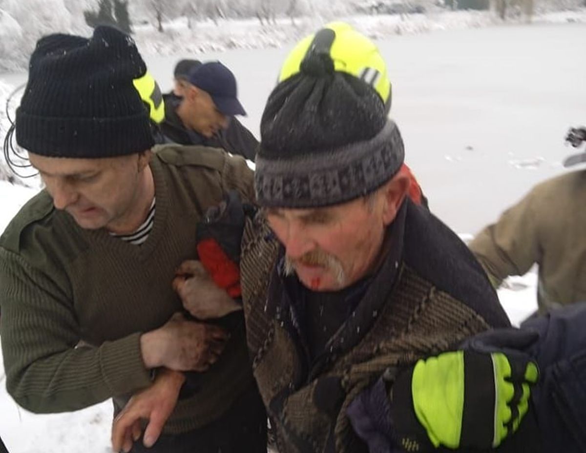 Випадкові перехожі витягли з-під криги літнього чоловіка у Дубні