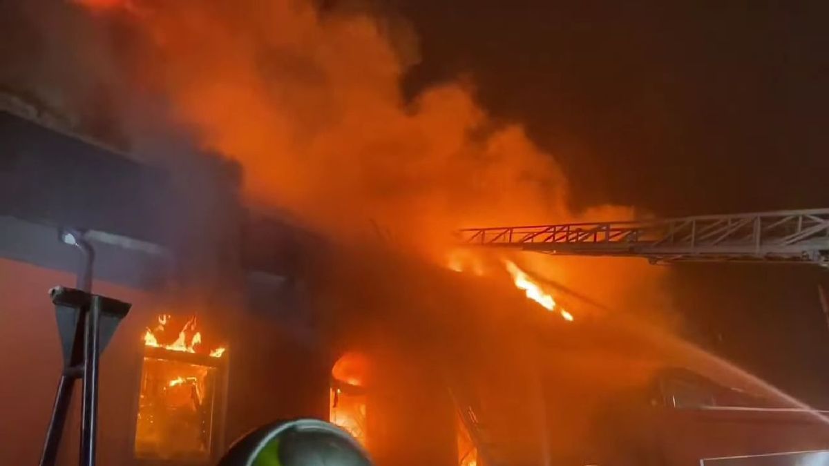 У масштабній пожежі у Рівному згоріли склади магазину взуття