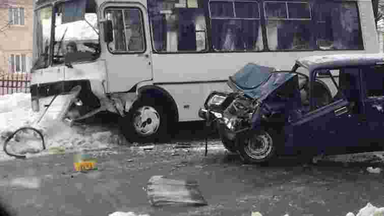У лобовій ДТП з автобусом у Долині постраждали двоє осіб