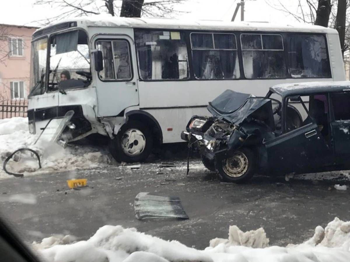 У лобовій ДТП з автобусом у Долині постраждали двоє осіб