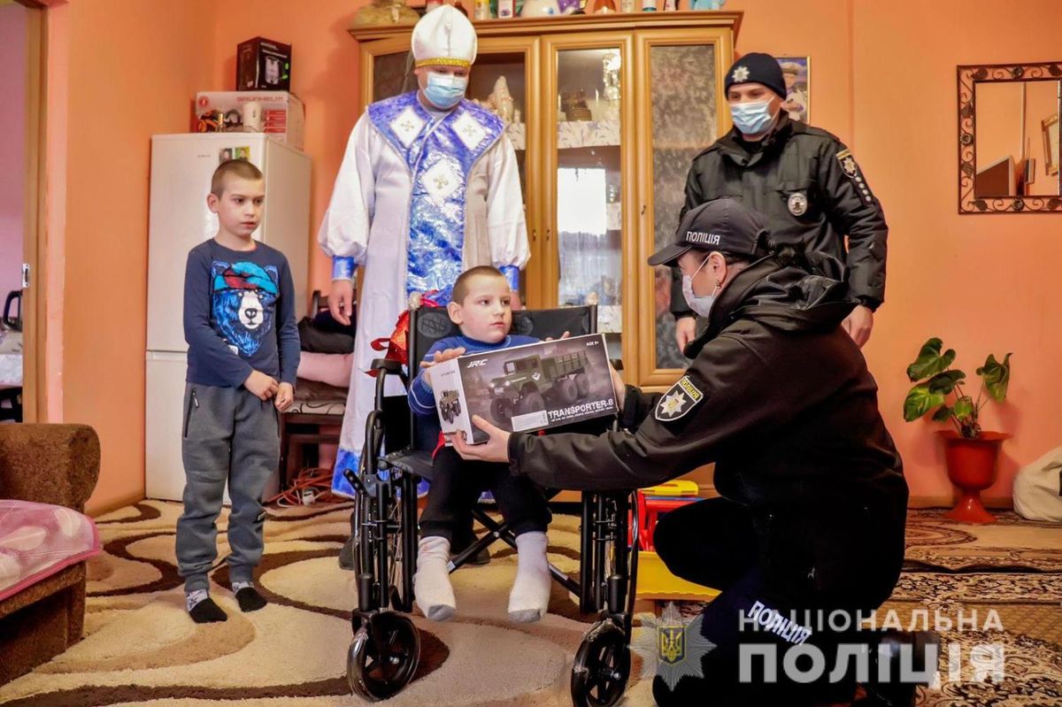 На Закарпатті 8-річний хлопчик прийшов у поліцію і попросив знайти Миколая