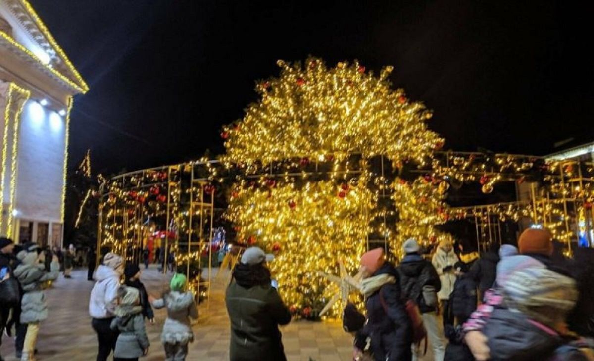 У Маріуполі через сильний вітер впала головна новорічна ялинка міста