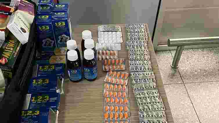 В аеропорту Львова затримали туристку із забороненими ліками від застуди