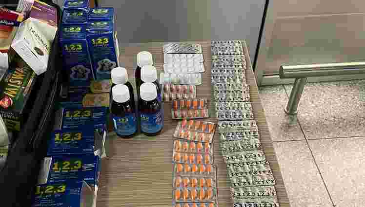 В аеропорту Львова затримали туристку із забороненими ліками від застуди