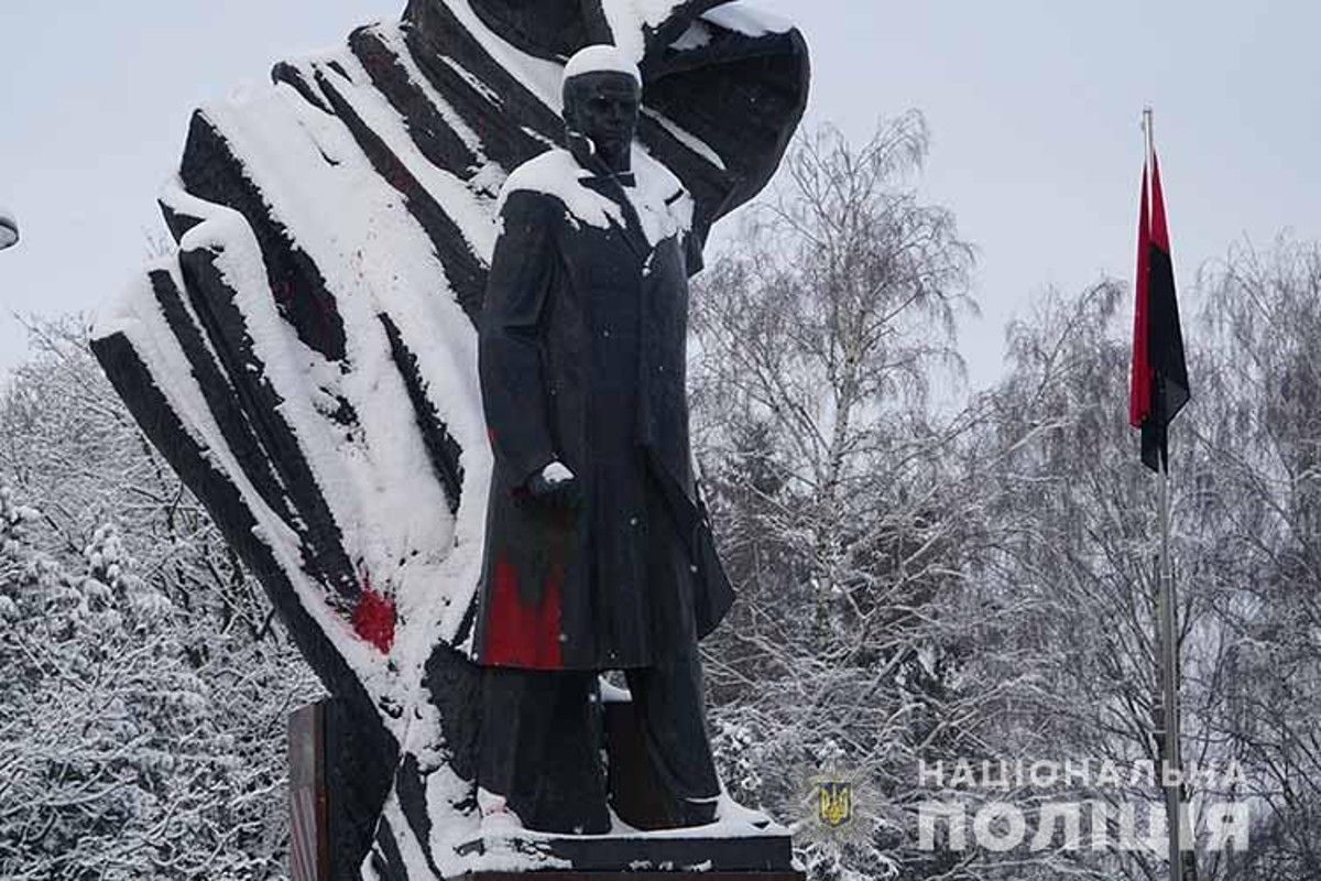 Поліцейські затримали причетних до пошкодження пам'ятника Бандері у Тернополі