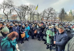 Освітяни Львівщини влаштували пікет під стінами будівлі облради