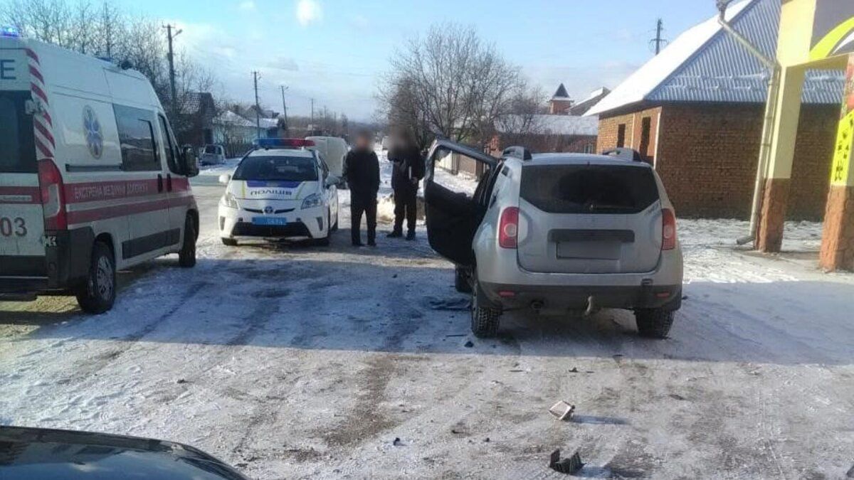 Внаслідок потрійної ДТП на Буковині госпіталізували 45-річного чоловіка